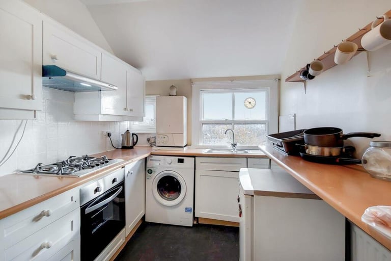 3 bedroom flat in Balham Hill, London, SW12