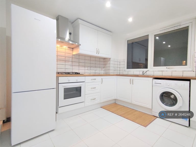 image for 3 bedroom flat in Kelyway House, London, SW2 (3 bed) (#2641248)