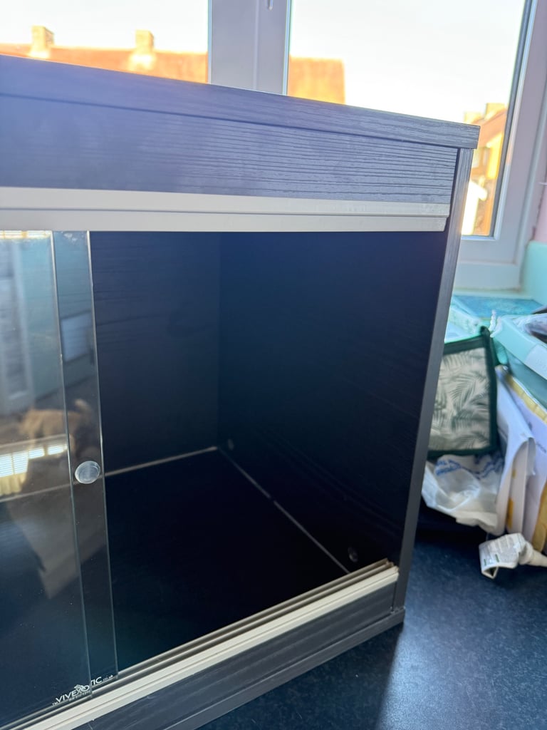 Brand new vivarium with brand new glass heat mat protector 