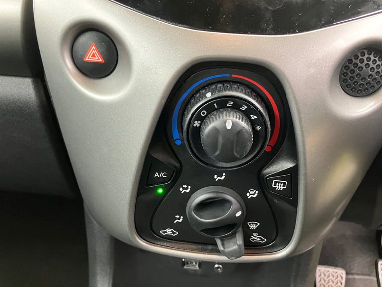 2017 TOYOTA AYGO 1.0 VVTi X-Play 5dr **CARPLAY - TOP SPEC - FULL MOT - ONLY 26,000 MILES**