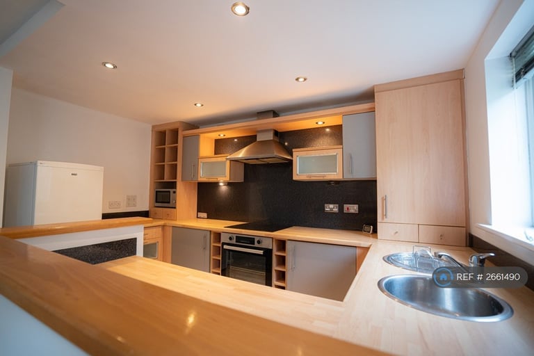 2 bedroom flat in City Quay, Liverpool, L3 (2 bed) (#2661490)