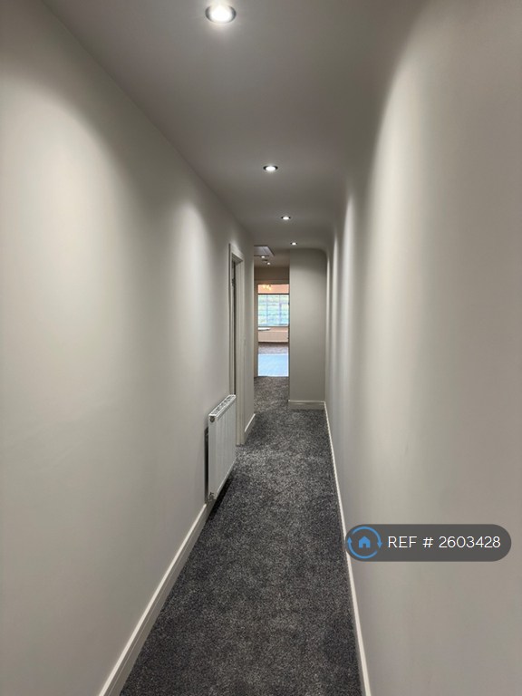 3 bedroom flat in High Street, Worksop, S80 (3 bed) (#2603428)