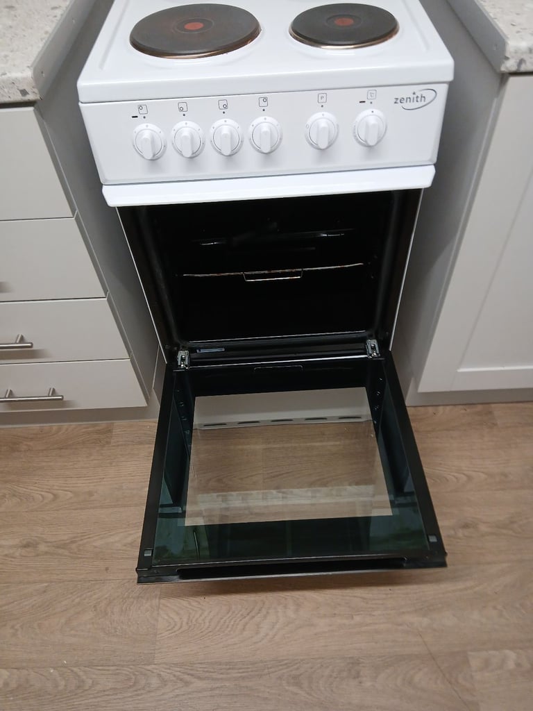 Free standing electric cooker