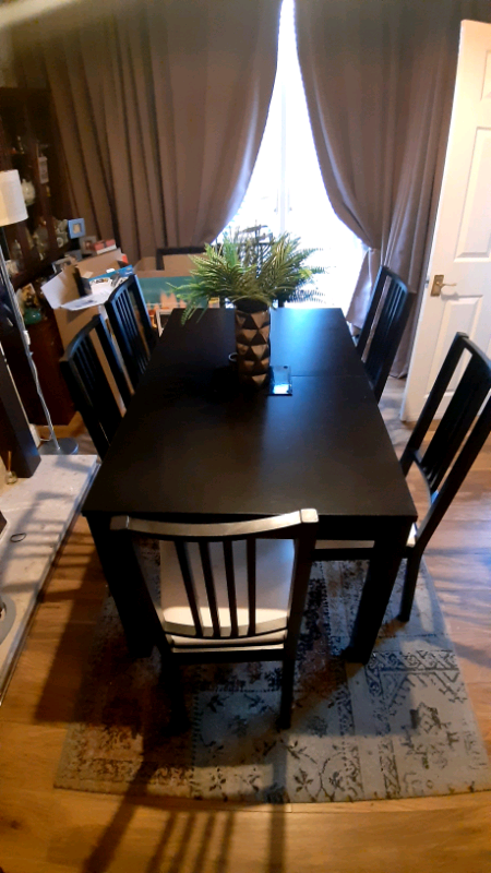 Extendable dining room table and 6 chairs 