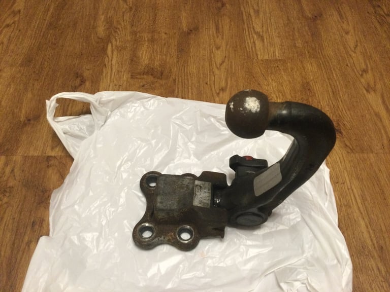Detachable tow bar with key and mounting bracket 