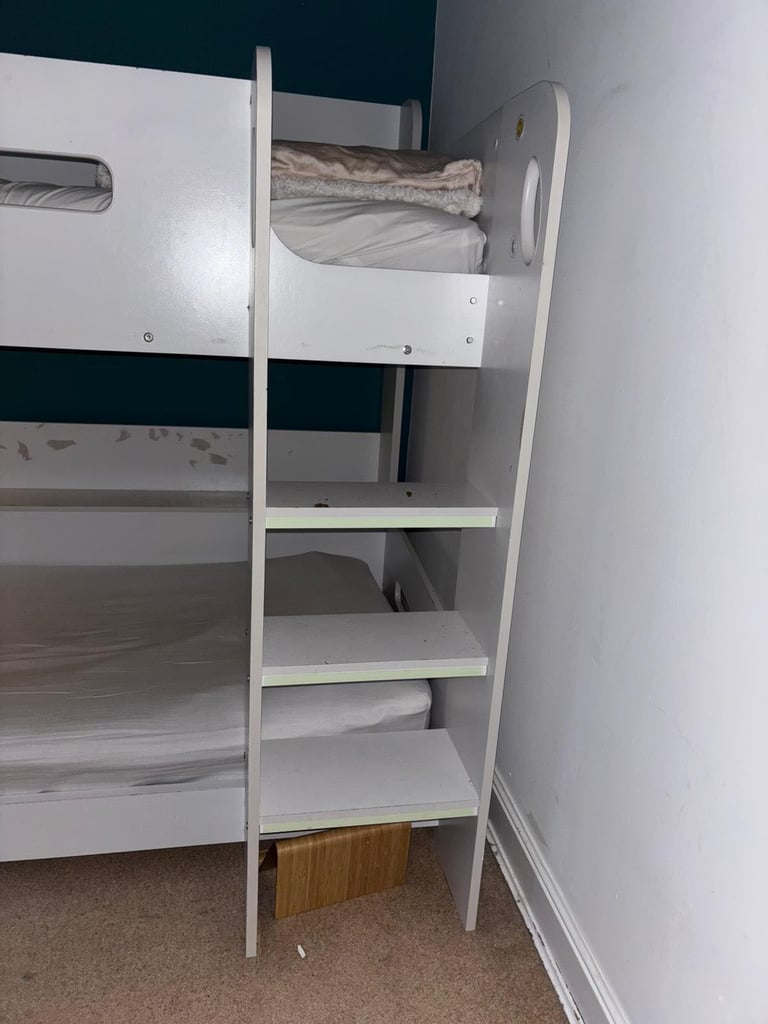 Bunkbed with shelves 