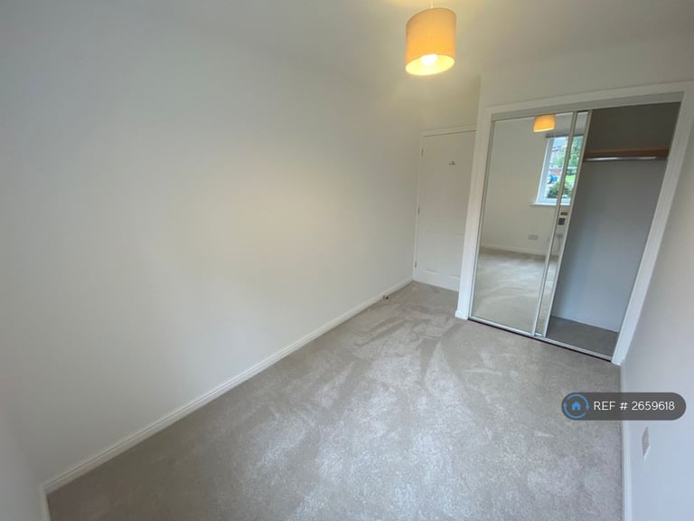 2 bedroom flat in Main Street, Glasgow, G40 (2 bed) (#2659618)