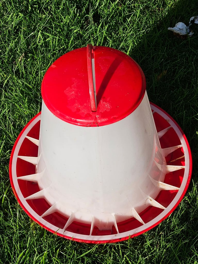 Gravity chicken feeder