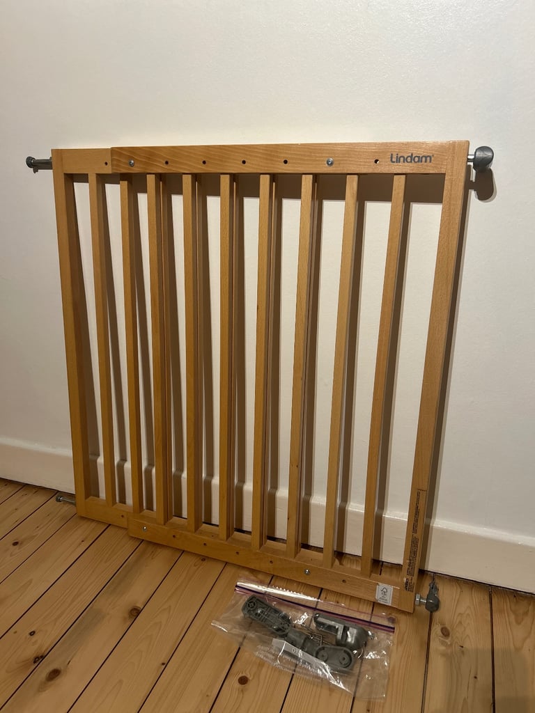 image for Lindam (extendable) wooden stair/door gate