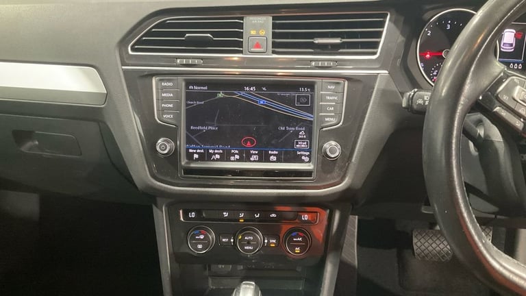 2016 Volkswagen Tiguan 2.0 TDI BlueMotion Tech SE Navigation SUV 5dr Diesel DSG 4Motion Euro 6 (s...