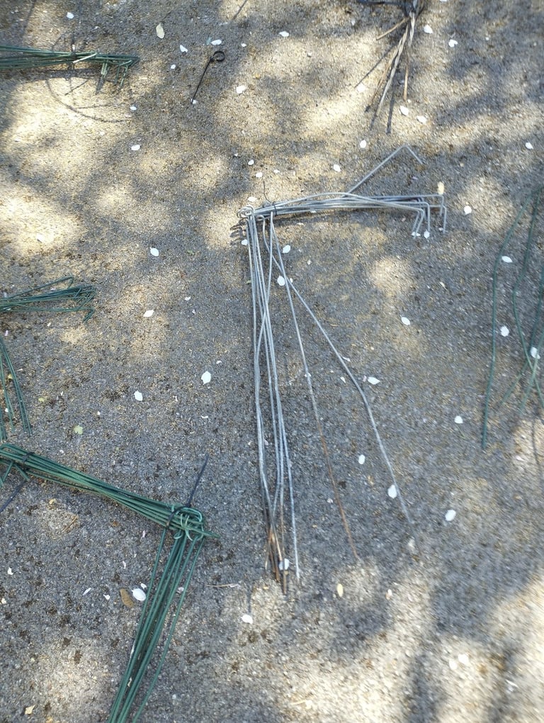Link stakes plant supports