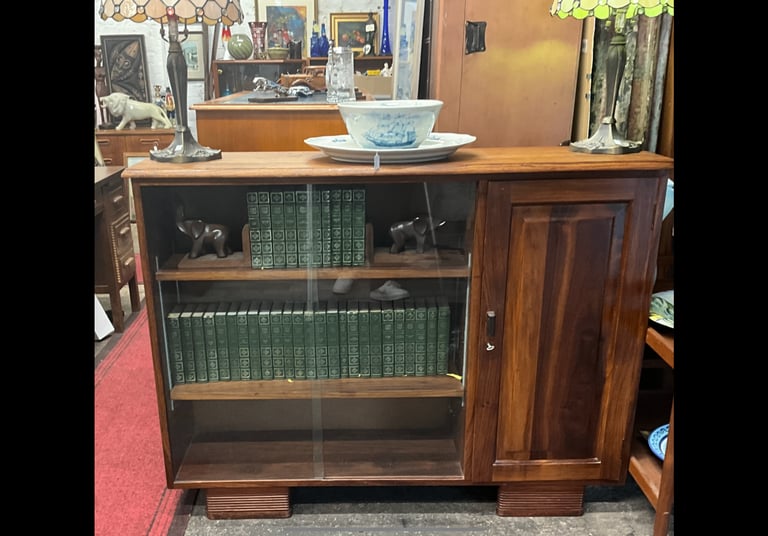 This is lovely Vintage bookcase in very good condition, 