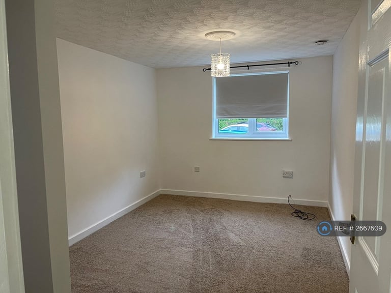1 bedroom flat in Willow Court, Standish, Wigan, WN6 (1 bed) (#2667609)