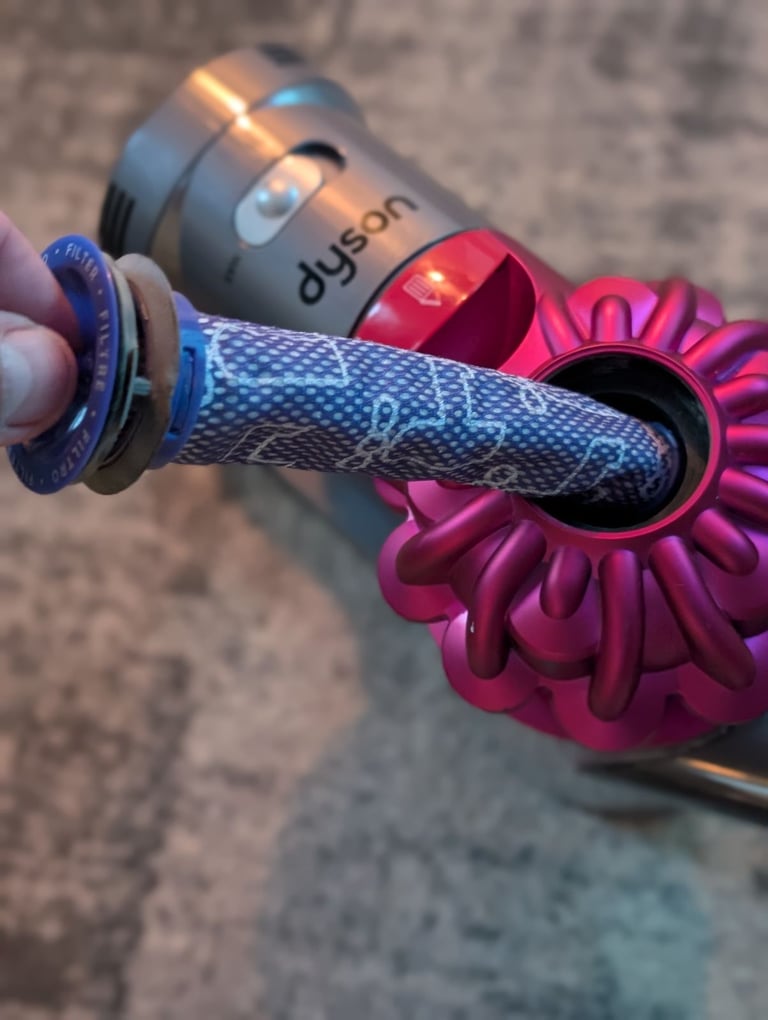 Dyson v7 cordless vacuum cleaner VGC as new 