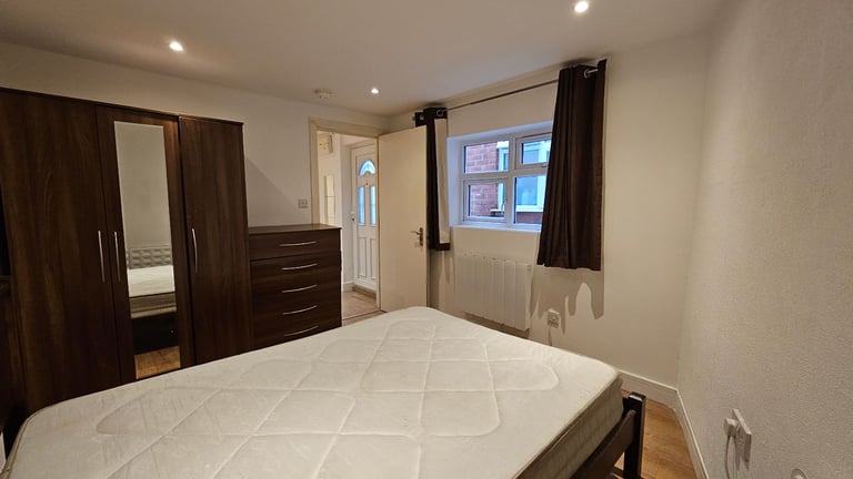 Ground floor 1 bedroom flat to rent on High Road in Willesden Green just short walk from station
