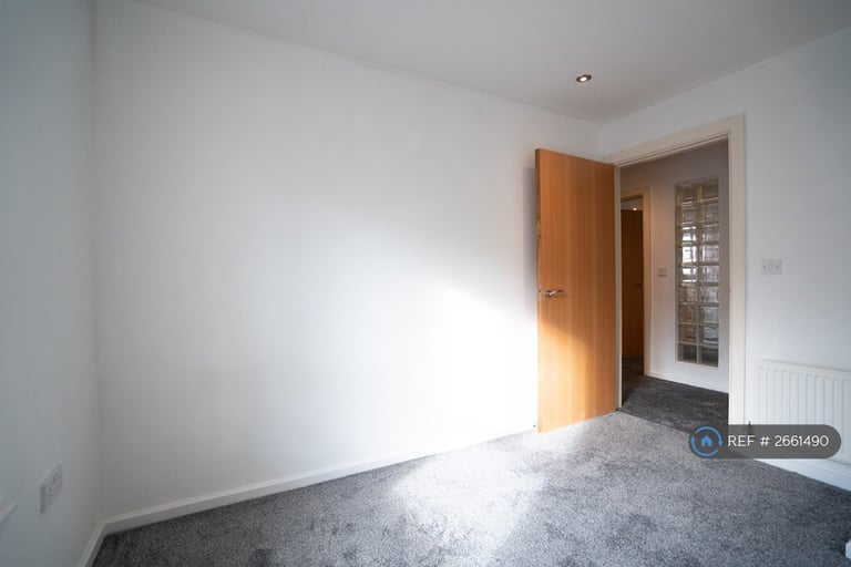 2 bedroom flat in City Quay, Liverpool, L3 (2 bed) (#2661490)