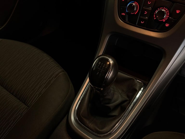 2014 Vauxhall Astra 1.4 16v Design Euro 5 5dr HATCHBACK Petrol Manual