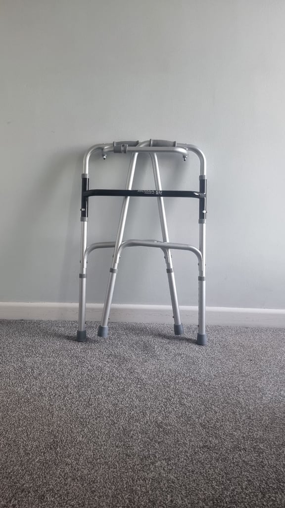 Folding walking frame