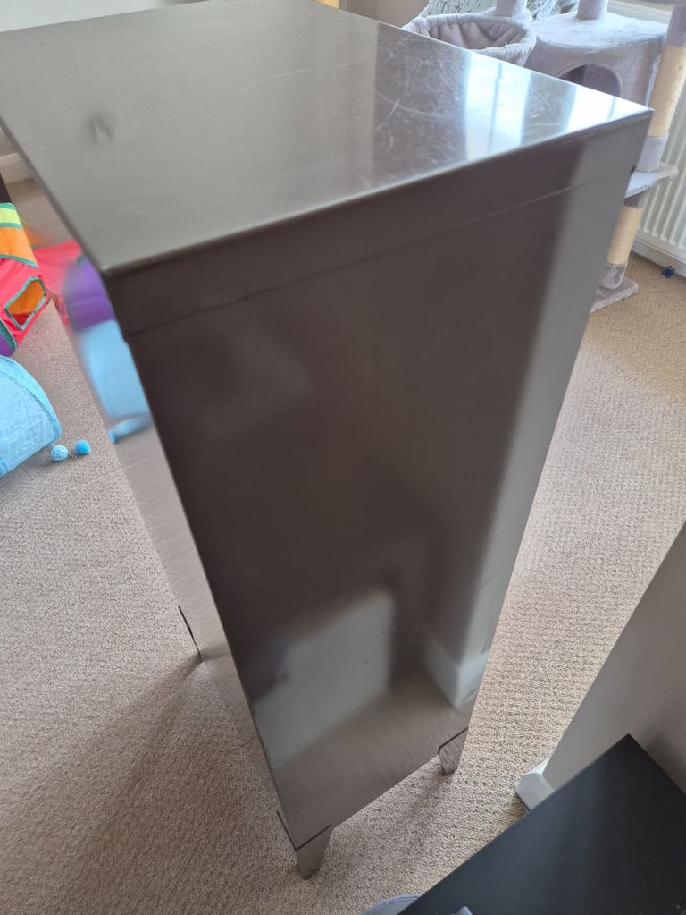 Stor ALL STEEL 12 drawer cabinet in great condition with key - rare vintage