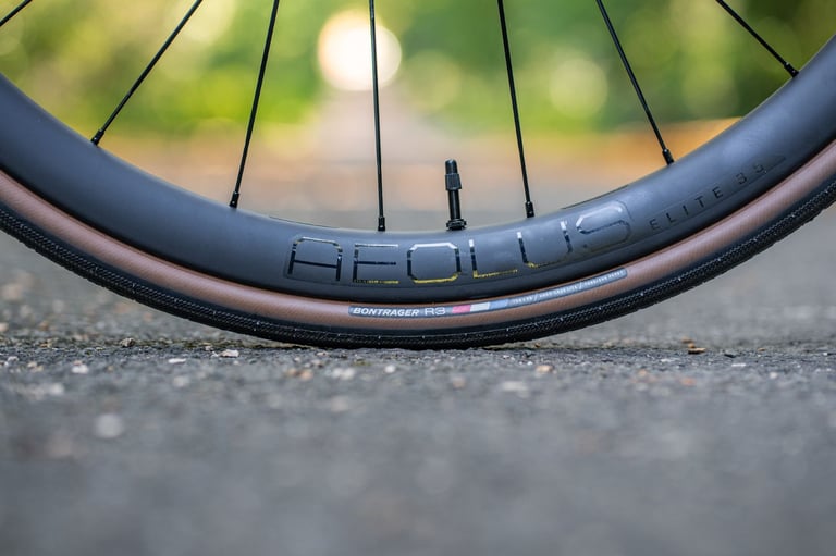 Trek Madone SL6 Gen 8, 105 DI2, Disc Carbon Road Bike Medium Size Carbon Wheels