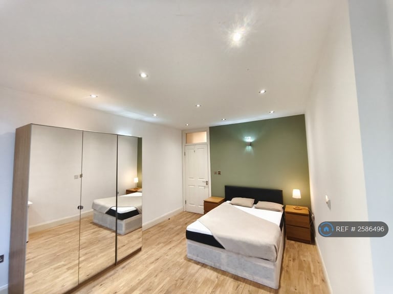 4 bedroom flat in College Court, London, W6 (4 bed) (#2586496)