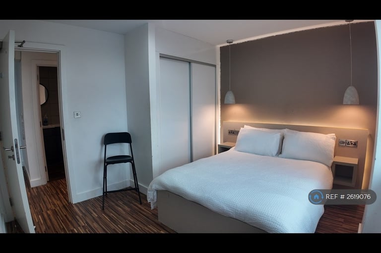 3 bedroom flat in West Point, Manchester, M16 (3 bed) (#2619076)