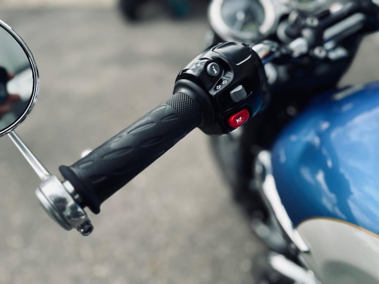 STUNNING 2018/18 TRIUMPH BONNEVILLE T100 MOTORCYCLE 