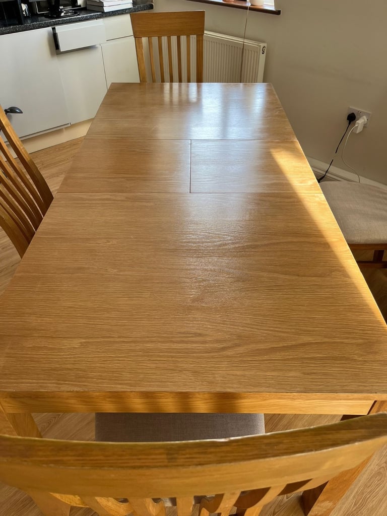 Excellent condition! Extending oak kitchen table PLUS 6 chairs