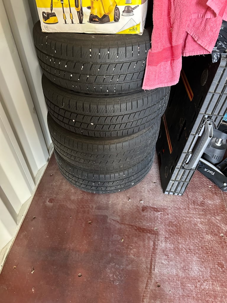 All Season/Winter Tyres - 215/60R17
