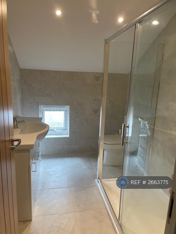 2 bedroom flat in Clay Hill, Beenham, Reading, RG7 (2 bed) (#2663775)