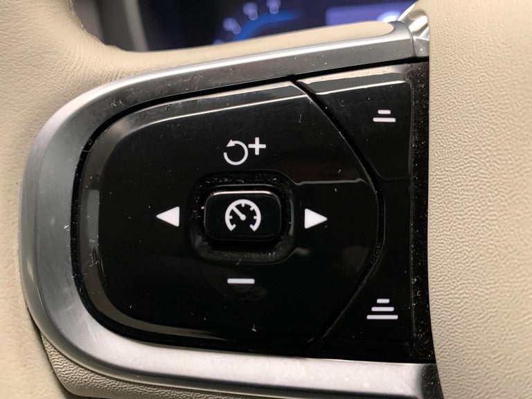 2022 Volvo XC60 2.0 B5P Plus Dark 5dr AWD Geartronic ESTATE PETROL Automatic