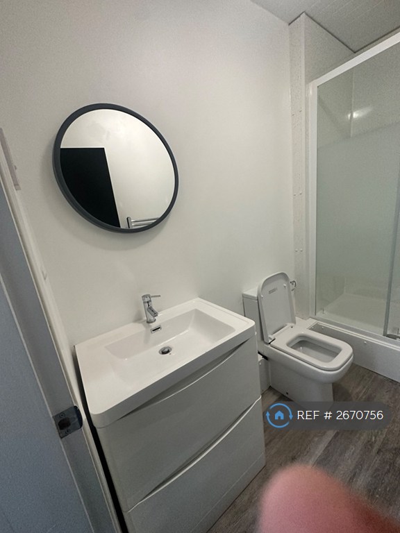 8 bedroom house in Harlaxton Drive, Nottingham, NG7 (8 bed) (#2670756)