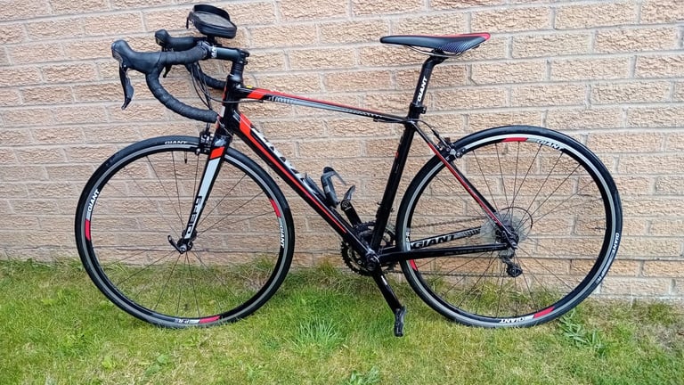 image for Giant Defy 1 - Medium - Men's Road Bike (Shimano 105 Groupset)