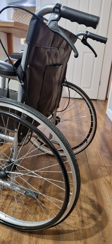 Wheel chair with brakes 