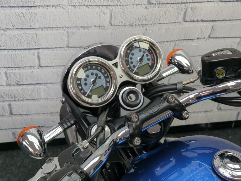 TRIUMPH BONNEVILLE T120, 2021/71, 8,842 MILE WITH FSH, BLUS AND SILVER