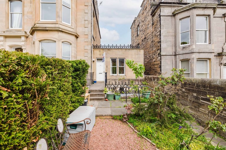  Bright and neutral, 2-bedroom, main door, furnished flat in Newington - available soon