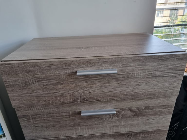 5-Drawer Chest of Drawers – Modern Design, Great Condition – £60