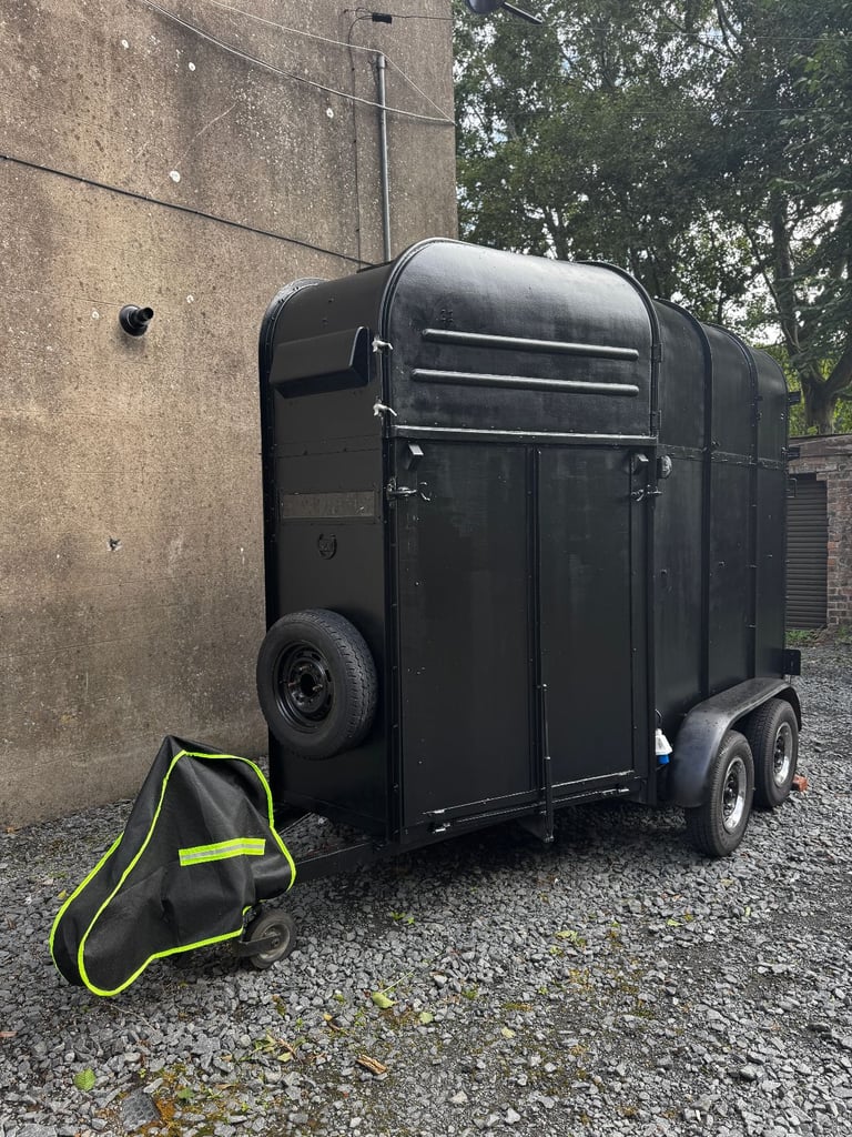 Converted Horsebox Hersteller: KNOTT Gmbh D 83125