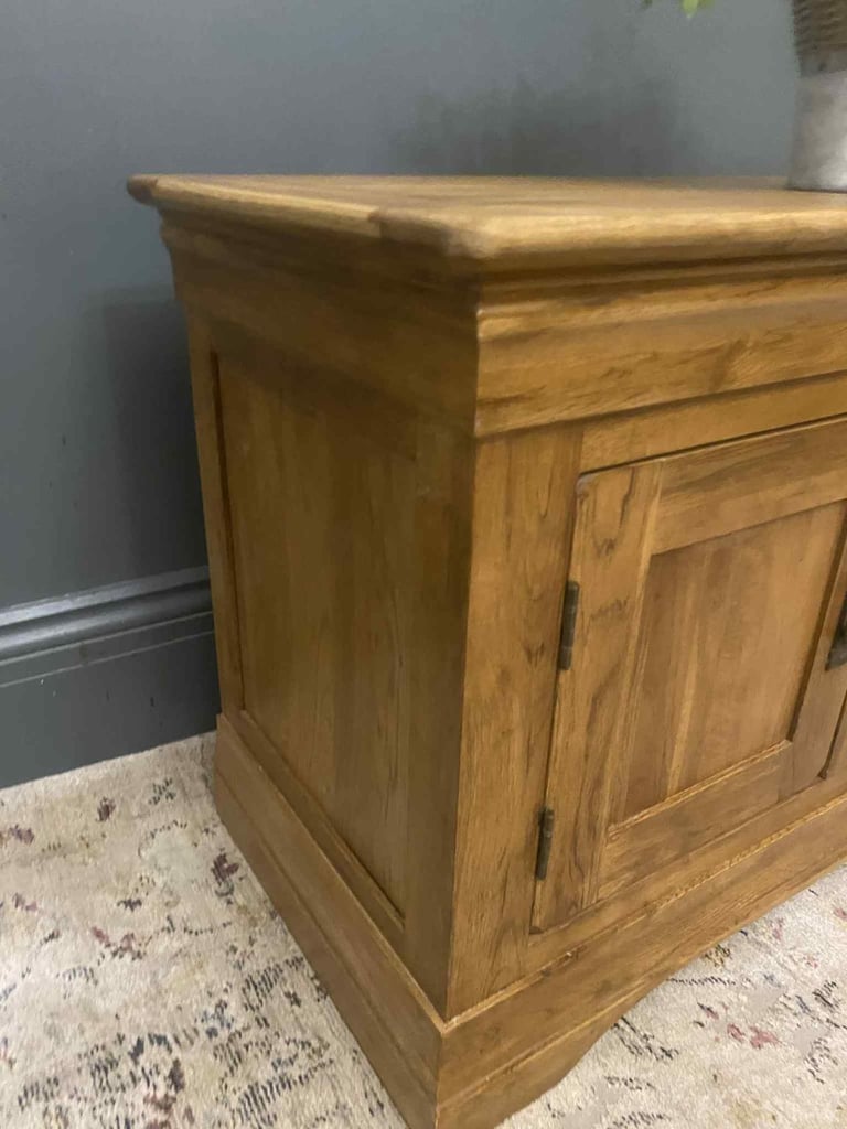💙📺 Oak Furnitureland solid oak tv unit cabinet from the French Farmhouse rustic range 