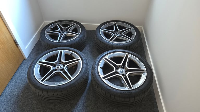 Mercedes Genuine 19 Inch 5 spoke alloy wheels and tyre
