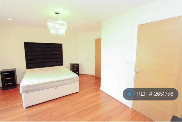 2 bedroom flat in Sentry House, Ickenham, Uxbridge, UB10 (2 bed) (#2651756)