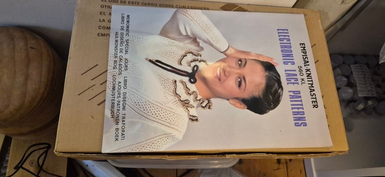 KNITMASTER 580 ELECTRONIC KNITTING MACHINE, ACCESSORIES