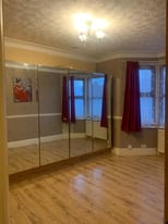 1 double room to share available 