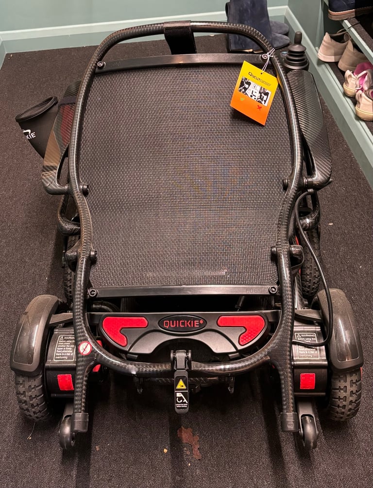 Lightweight foldable electric wheelchair