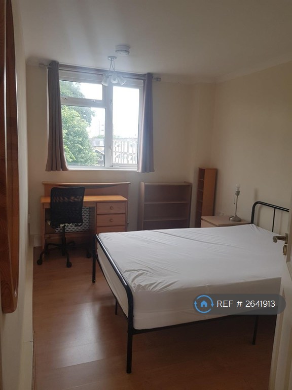 5 bedroom flat in Lorrimore Square, London, SE17 (5 bed) (#2641913)