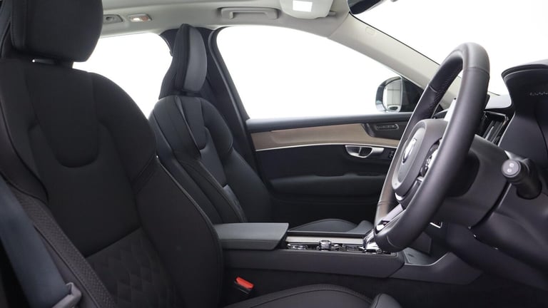 2025 Volvo XC90 B5 (P) AWD Plus Dark (Sunroof, Harman Kardon Sound, 360 Camera, BLIS) ESTATE Petr...