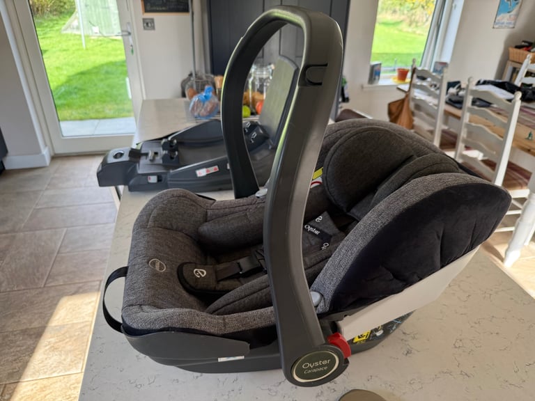 Oyster Carapace car seat and isofix base