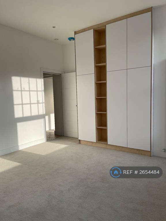 2 bedroom flat in Emanuel Avenue, London, W3 (2 bed) (#2654484)