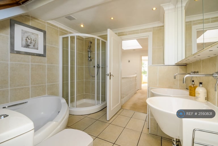 3 bedroom flat in Petersham Road, Richmond, Surrey, TW10 (3 bed) (#2593831)