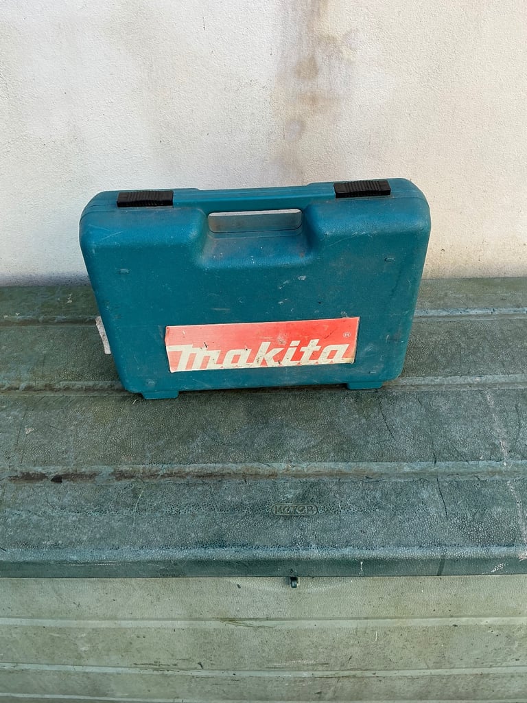 Makita 12v drill model 6227D & carry case & two batteries & charger 